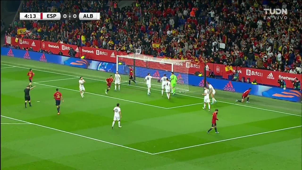 ¡TIRO ATAJADO! disparo por Ferran Torres.