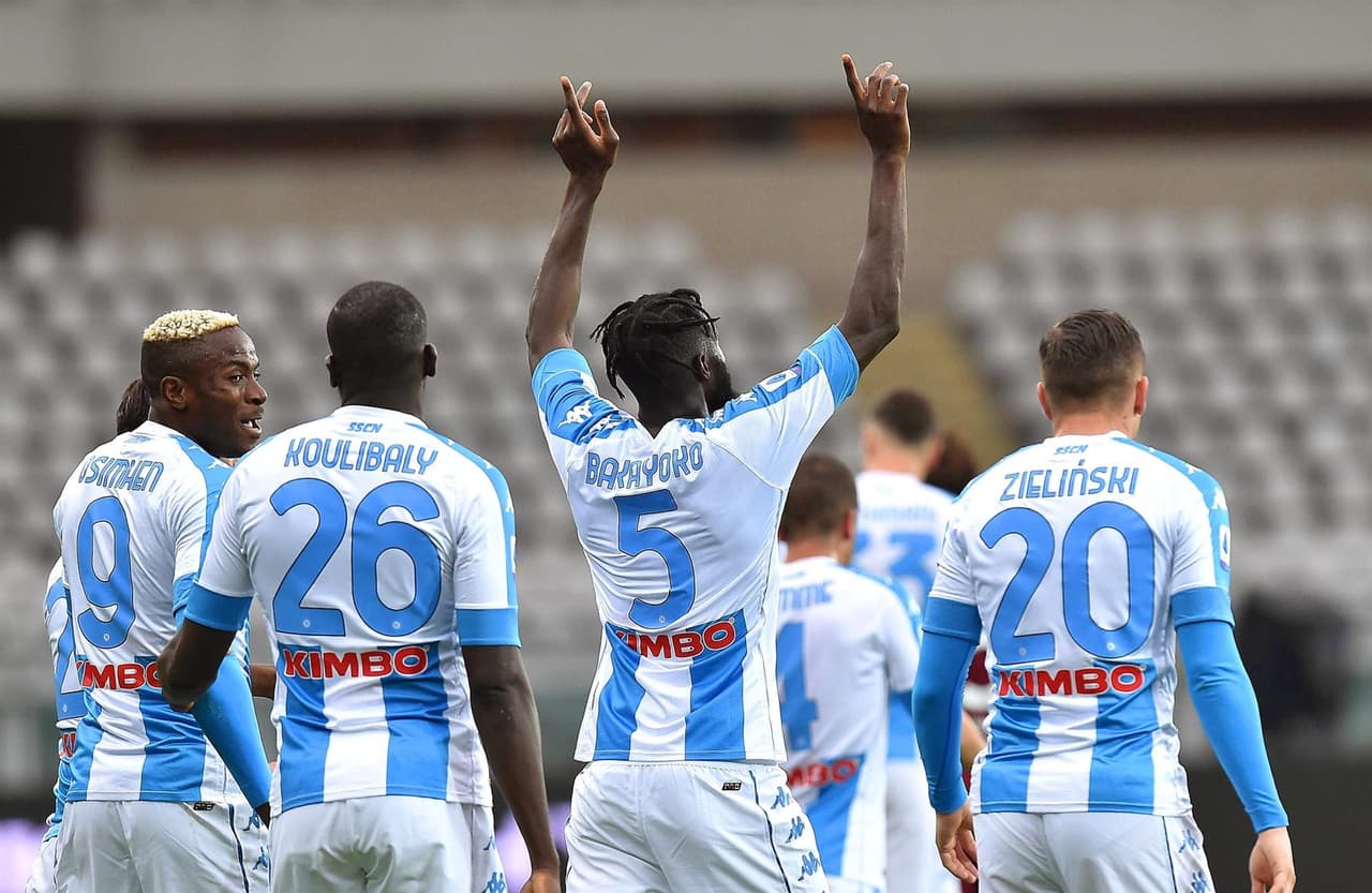 Napoli se impuso ante Torino 2-0 durante la fecha 33 en la Serie A. Bakayoko anotó golazo al minuto 11, seguido de Osimhen al minuto 13. Torino se quedó con diez hombres tras doble amarilla para Mandragora. El mexicano Hirving Lozano entró al minuto 58 al campo.