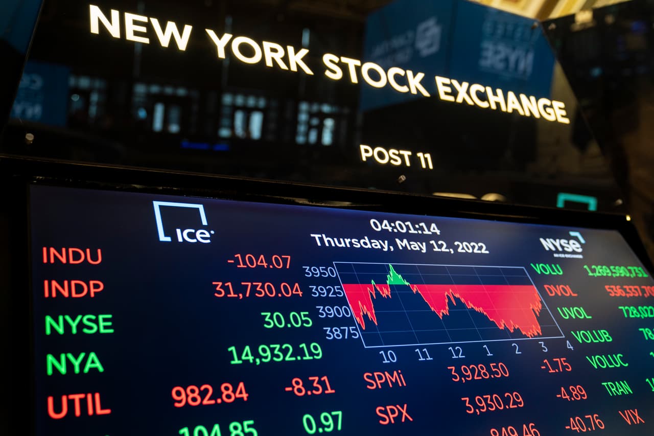 Pantallas muestran indicadores del mercado de valores de Nueva York en el pasado mayo.
