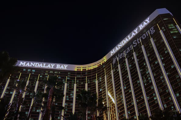Cadena hotelera MGM acuerda millonaria compensación a víctimas de tiroteo en Las Vegas