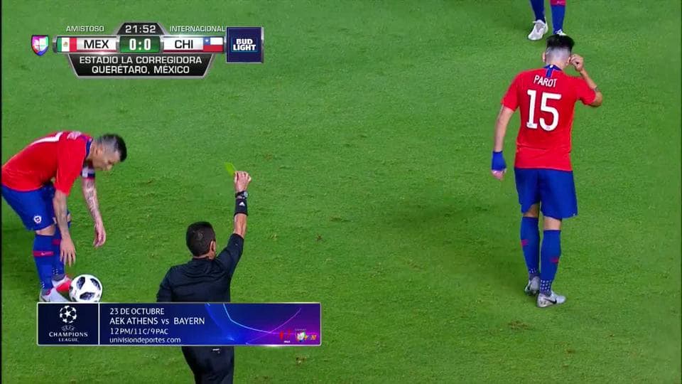 Tarjeta amarilla. El árbitro amonesta a Alfonso Parot de Chile