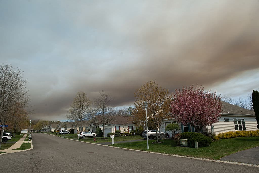 Una estructura comercial, Liberty Door and Awning, resultó destruida por el fuego.