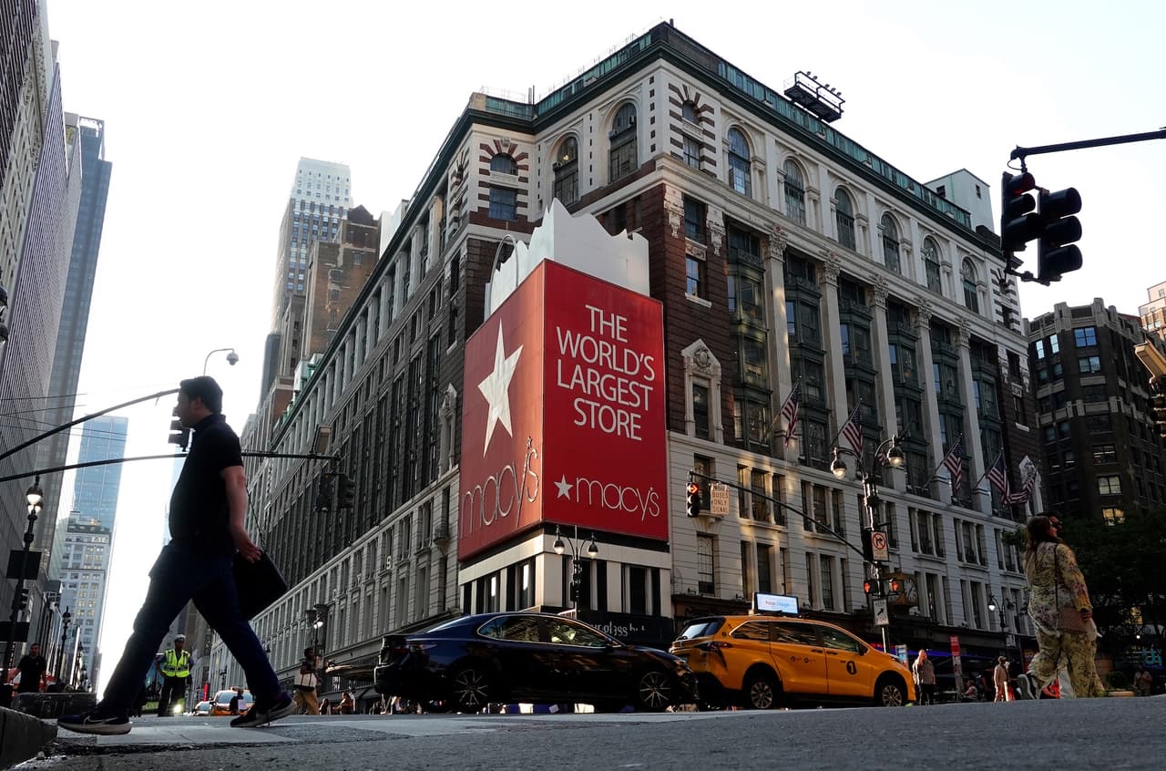 Macy’s informó que el tradicional anuncio
<b> fue un símbolo de la calle 34 y de sus raíces en Nueva York, </b>pero señaló que el espacio publicitario será actualizado. La empresa adelantó que presentará una nueva imagen que combine su legado con el futuro.