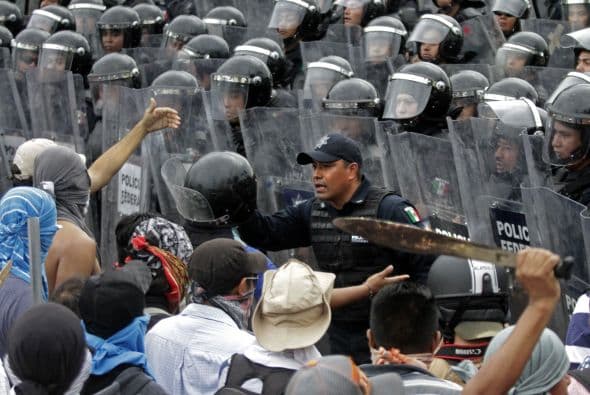Sin embargo, Felipe de la Cruz, vocero de los padres de los estudiantes, estableció el diálogo con los responsables policiales para que les permitieran la protesta.