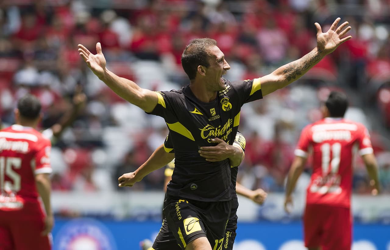 El mediocampista de Morelia, Carlos Fierro, también reclama al árbitro.