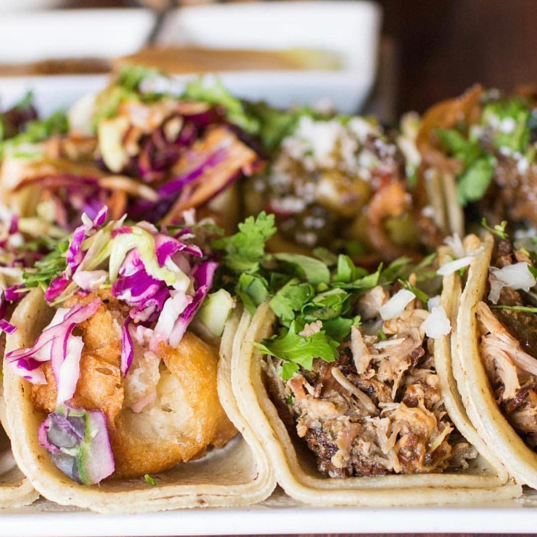 <b>Tacolicious ha sido reconocido en ranking de publicaciones como Business Insider y Eater San Francisco como uno de los mejores.</b> Desde sus inicios en el 2009 en el Ferry Plaza Farmers Market, han cosechado prestigio y reconocimiento por parte de su clientela. Hoy puedes probar sus variedades de tacos de pollo con mole, o de carnitas con champiñones, entre otros, en sus diferentes locaciones, ubicadas en Palo Alto, San José y San Francisco