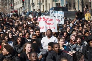 Cada día desde el incidente, los manifestantes se han reunido frente a la casa donde Robinson murió.