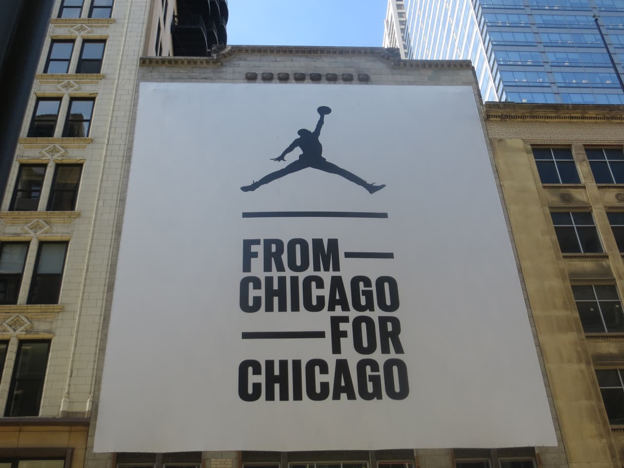 Michael Jordan tiene una fanáticada fiel en Chicago y sus alrededores, quienes no han dudado en hacer fila por días para ser de los primeros en entrar en su tienda en la ciudad del viento.