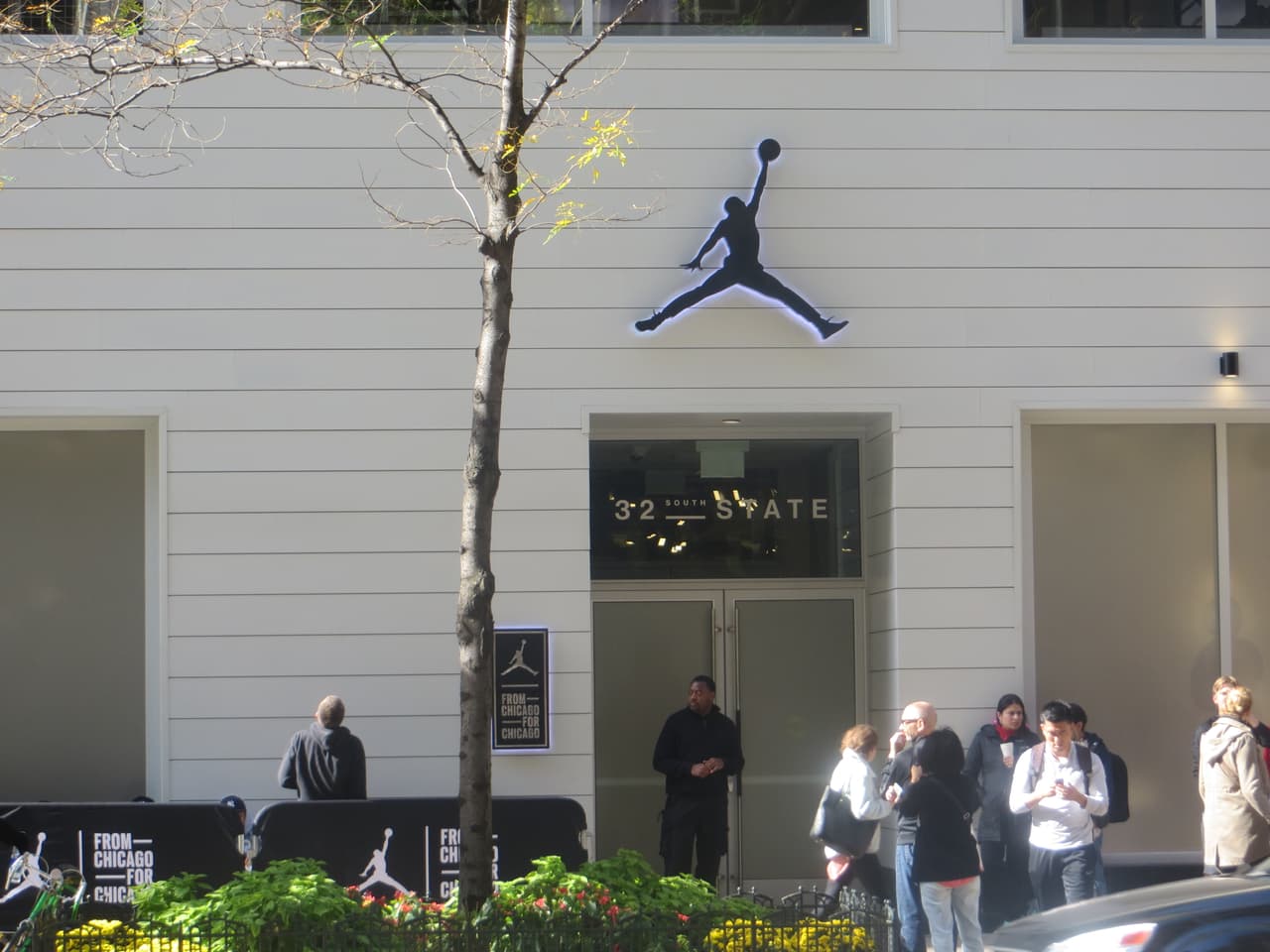 Desde el lunes pasado, decenas de personas han estado haciendo fila día y noche esperando a que llegue el sábado 24 de octubre. Fecha en la que abrirá sus puertas la primera tienda de Michael Jordan y Nike en la ciudad.