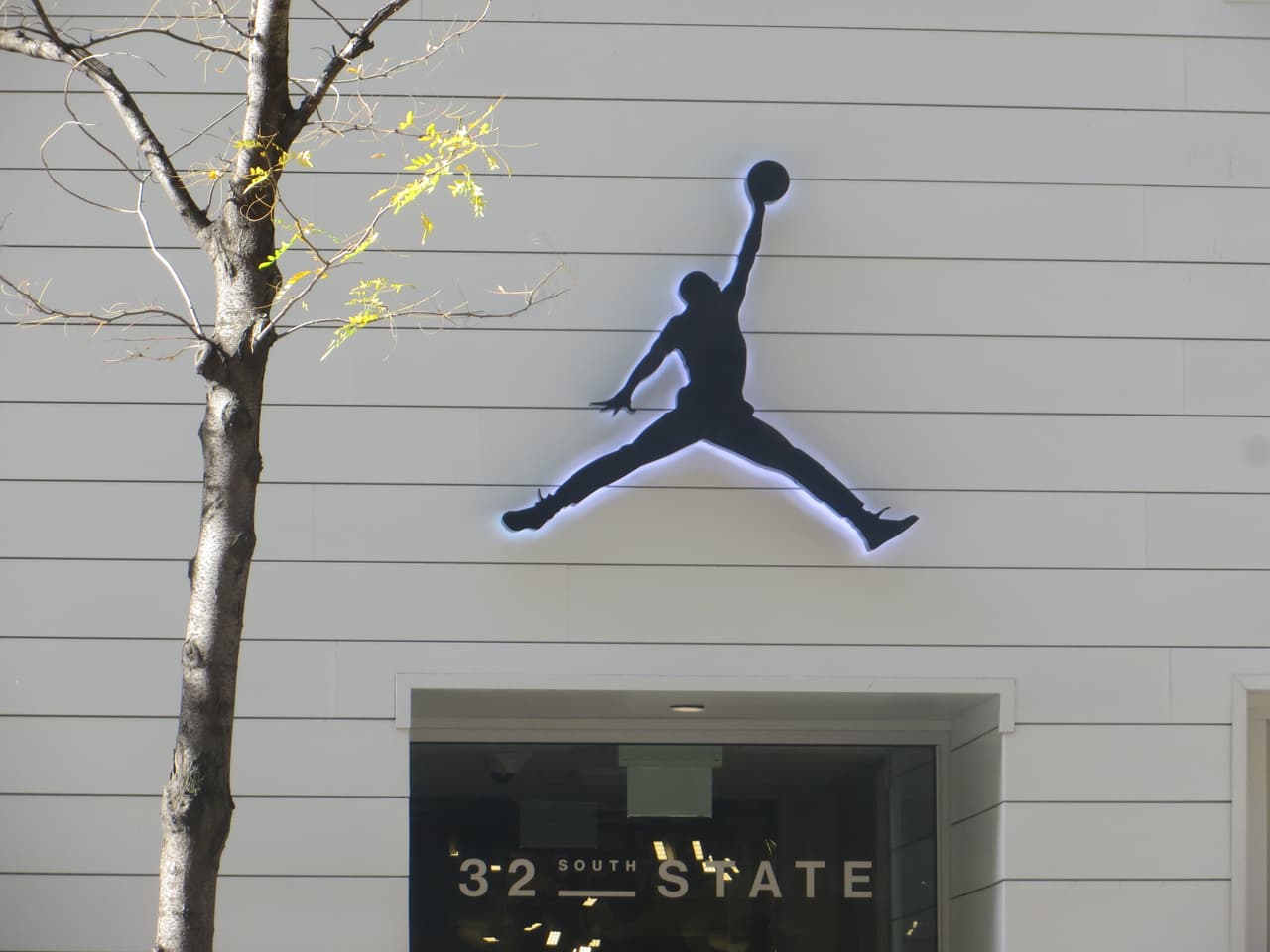 La tienda venderá mercancía con la famosa silueta de "Jumpman", imagen que se ha incorporado en el diseño del sitio.