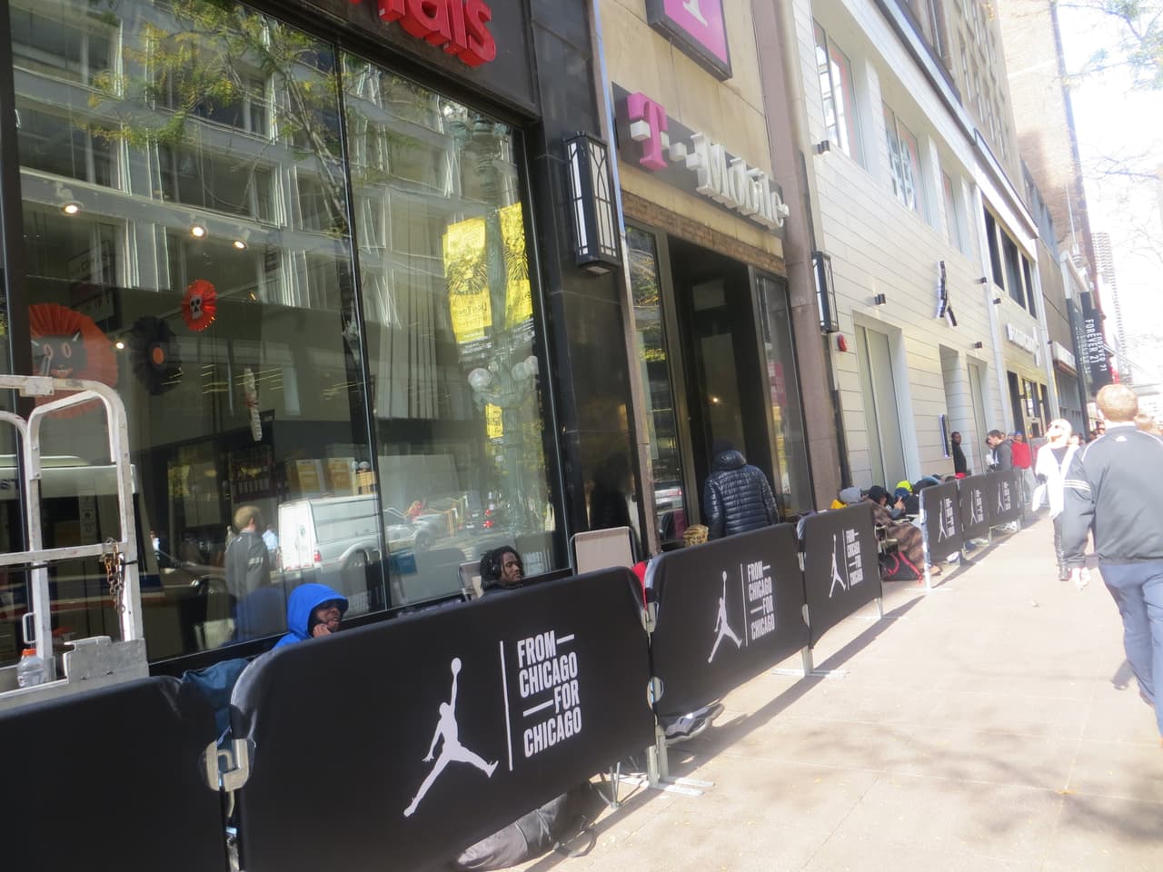 Se tiene previsto que además de Chicago, habrá tiendas en Los Ángeles y Toronto.