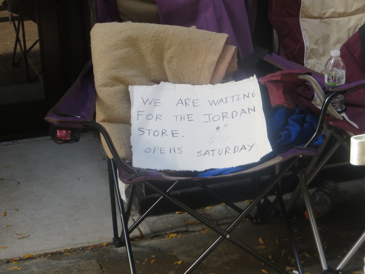 La tienda está localizada en el 32 South State Street y la fila de personas ya da la vuelta a la manzana.