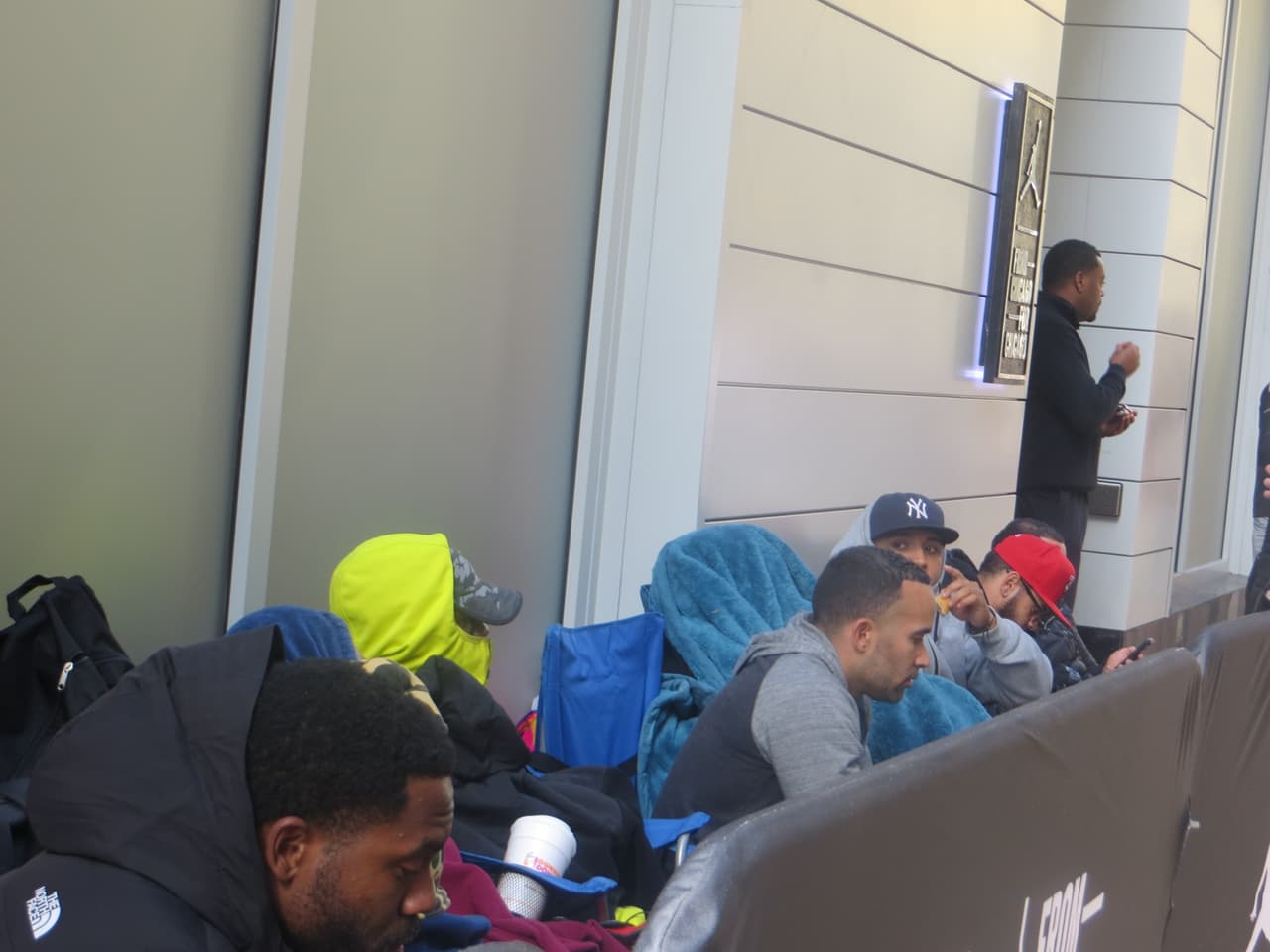 Se reporta que algunos de los fans llegaron desde Las Vegas y Baltimore.