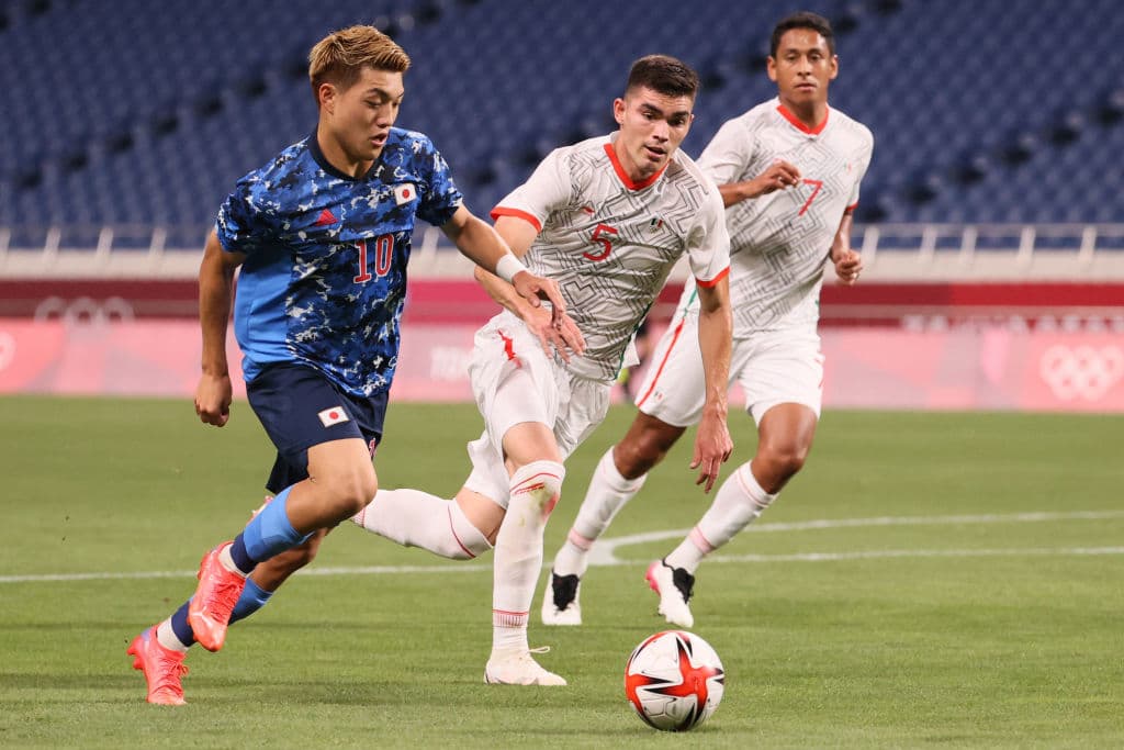 La selección mexicana cae ante los locales 2-1 durante su segundo partido en los Juegos Olímpicos de Tokyo 2020. México se jugará su pase a Cuartos de Final el miércoles ante Sudáfrica. Takefusa Kubo anotó el primer tanto para la escuadra nipona, seguido de Doan al 11'; el 'Piojo' Alvarado anotó al minuto 85' pero no le alcanzó a la escuadra azteca.