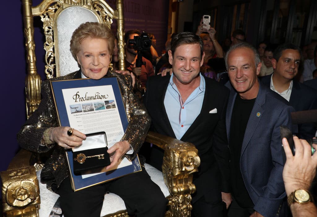Mercado había viajado a Miami a principios de agosto para recibir el reconocimiento "Mucho, Mucho Amor: 50 años de Walter Mercado" que se celebró en el History Miami Museum, evento en el que fue presentada una muestra de sus ropas y objetos.