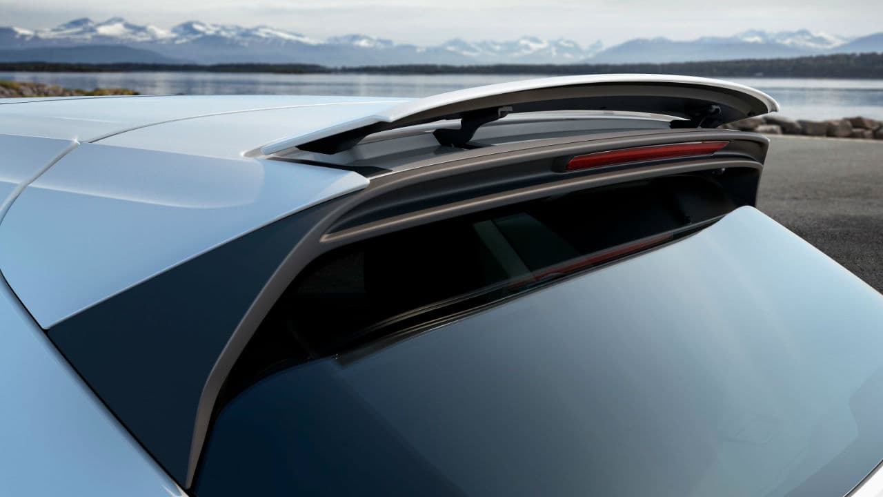 La Cayenne Turbo agrega un
<b> alerón de techo activo</b> el cual además de contribuir a la aerodinámica, funcionará literalmente como freno. Puede detener a esta SUV hasta tres metros antes.