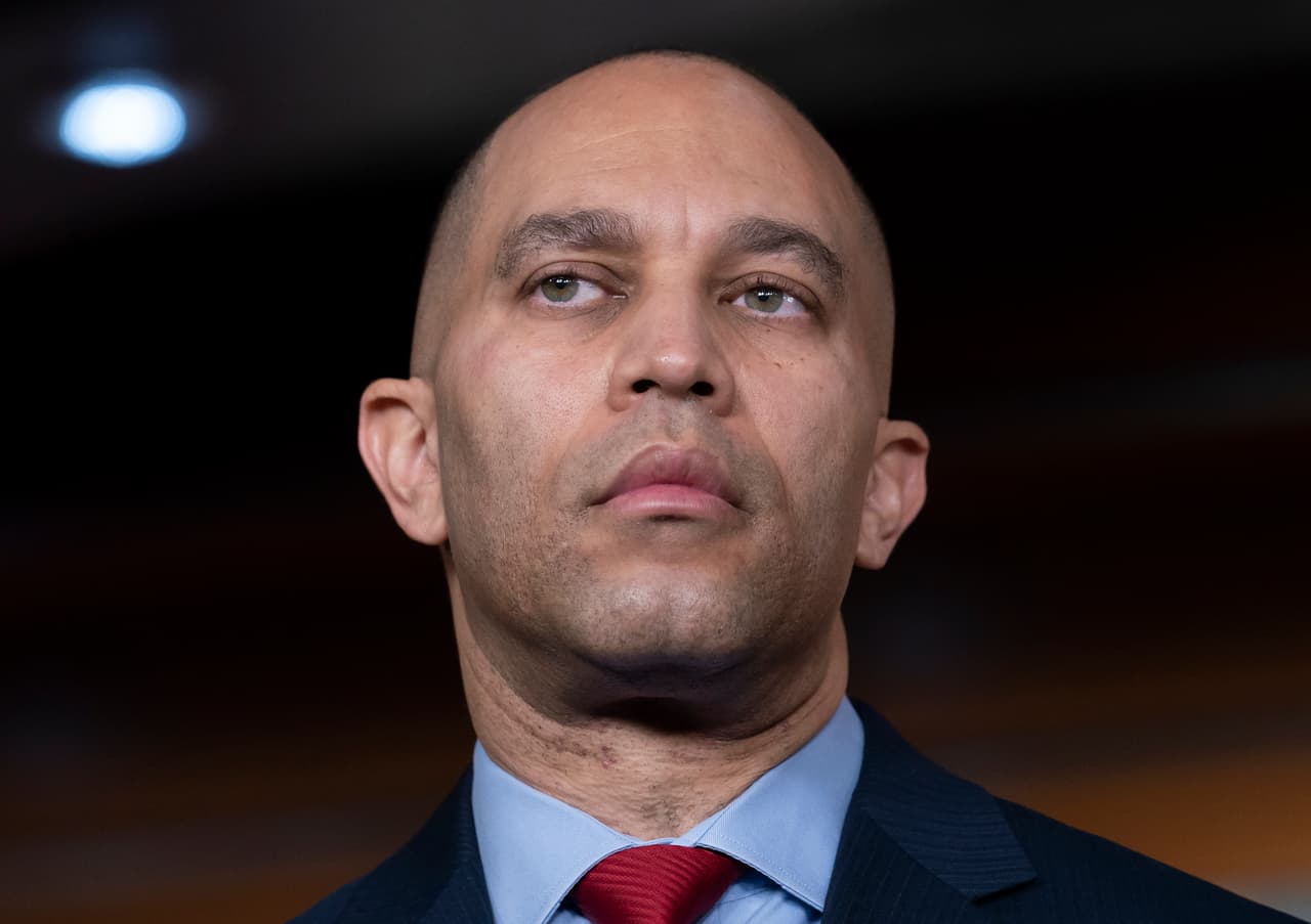 Hakeem Jeffries reemplaza a Nancy Pelosi y se convierte en el primer negro al frente de los demócratas en la Cámara de Representantes