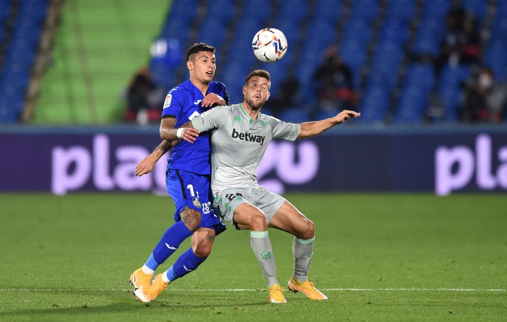 Marc Cucurella conectó el esférico desde fuera del área dejando sin posibilidad a Robles.