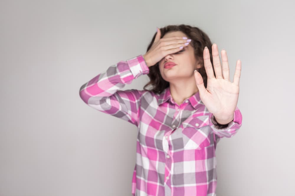 No vale la pena estar molesto por cosas que no puedes resolver, pues esa energía que gastas lamentándote, no la recuperas y aplicas en otras cosas.