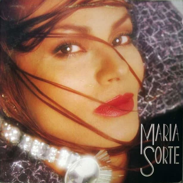 Su voz encantaba a mujeres y hombres, sin embargo decidió dedicarse por completo a la actuación.