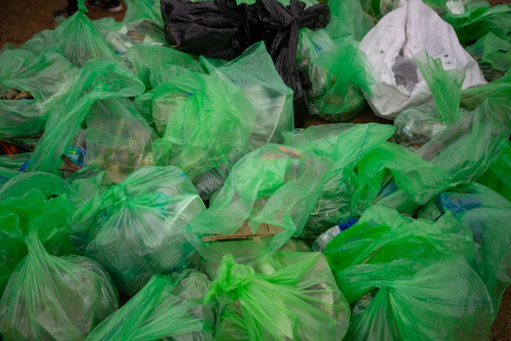 Por qué California aprobó ahora una ley que prohíbe todas las bolsas de plástico en los supermercados