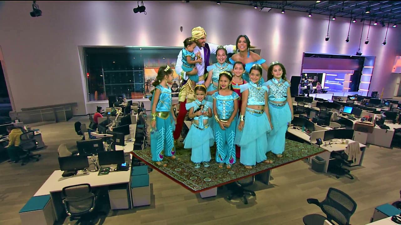 Mientras esperaban a la estrella de cine que da vida a la princesa de Agrabah, los conductores pasearon con las pequeñas en una alfombra mágica sobre la sala de redacción de Univision.
