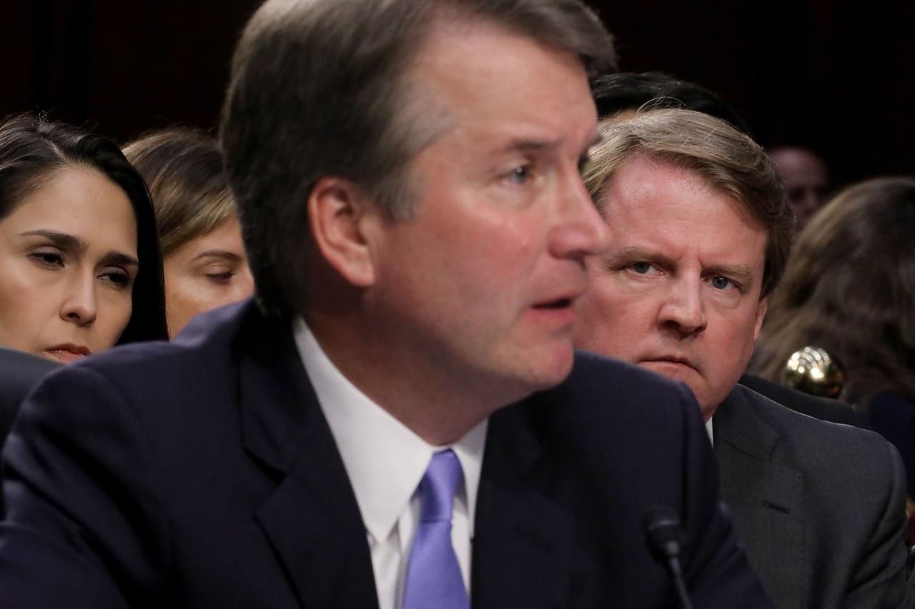 <h3 class="cms-h3-H3">La mirada de la Casa Blanca:</h3> los días de audiencia el abogado de la Casa Blanca, Don McGahn, estuvo detrás del juez. McGahn se encargó de promover en el Senado la candidatura de Kavanaugh. Este será su último trabajo, ya que el presidente Trump anunció que dejará el equipo de la presidencia una vez termine la confirmación.