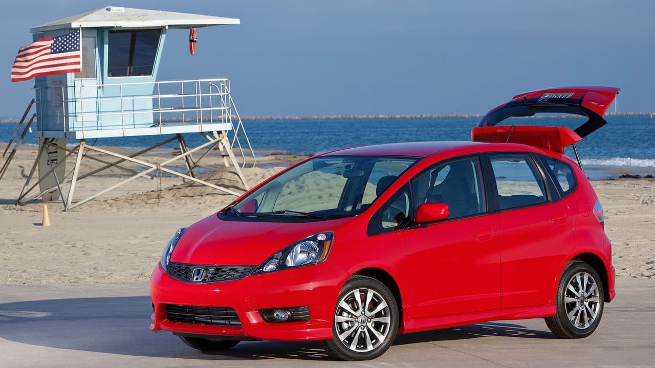 <h3 class="cms-h3-H3">Subcompacto: Honda Fit 2010 - 2013</h3>
<br>Luce hermoso después de todos estos años y es tremendamente económico. Como si lo anterior no fuese suficiente el Fit es el más práctico y versátil de todos los modelos en su categoría, algo que era tan cierto hace 10 años como lo es hoy. 
<br>
<br>
<b>Ideal</b>: como primer auto 
<b>para un estudiante</b>, o 
<b>para quienes necesiten de espacio y eficiencia</b>.
