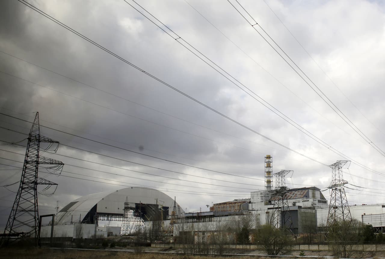 La cubierta que se construyó después del accidente para proteger el reactor fue deficiente y amenazaba con comenzar a filtrar al aire 200 toneladas de magma radiactivo. La comunidad internacional se comprometió a construir una nueva, con financiamiento del Banco Europea de Reconstrucción y Desarrollo y más de 40 países.