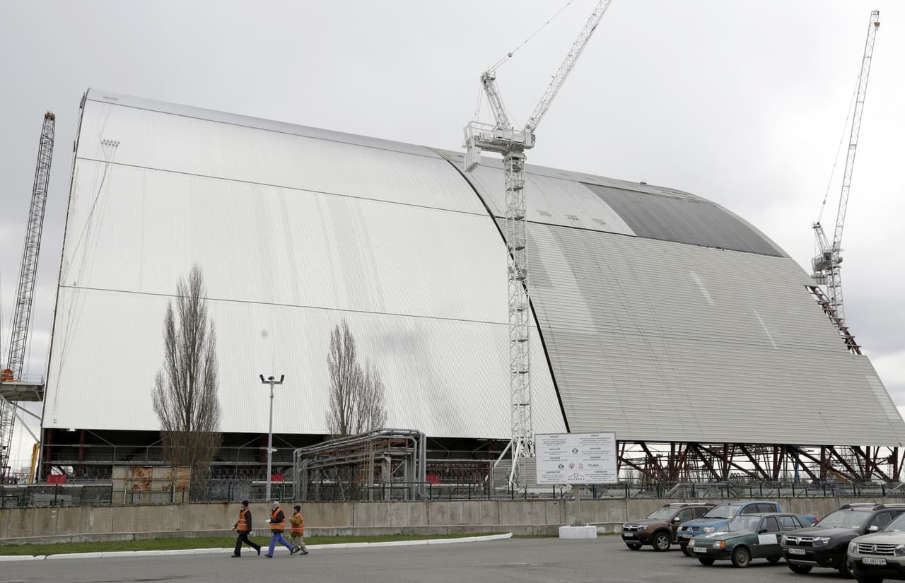 El nuevo sarcófago es una capa de hormigón en forma de arco, con una altura de 110 metros. Estará operativo en 2017 y se espera que evitará que haya escapes de radiación del reactor número 4 durante los próximos 100 años.