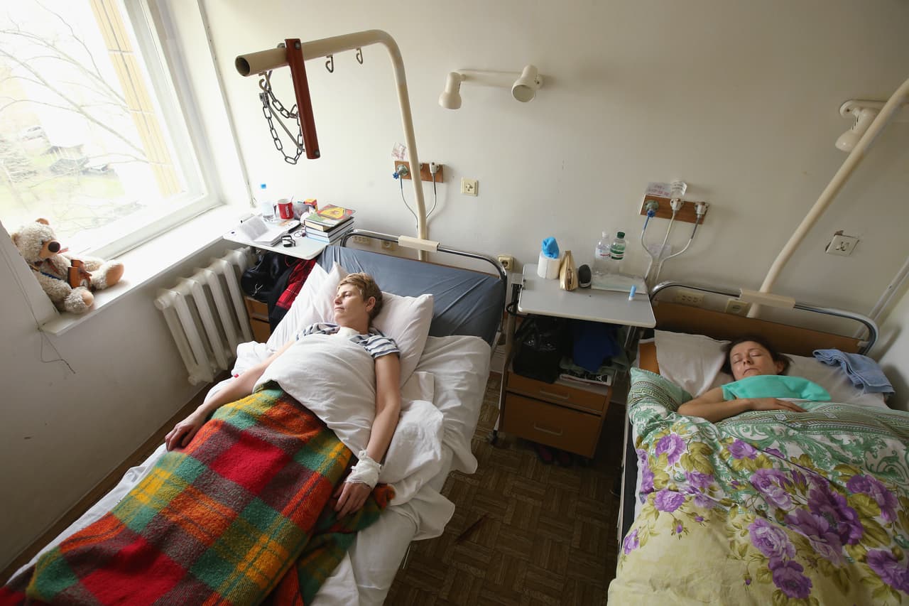 Las personas que sobrevivieron estuvieron expuestas a la radiación y han desarrollado enfermedades crónicas. Muchas de las secuelas han pasado a sus hijos.