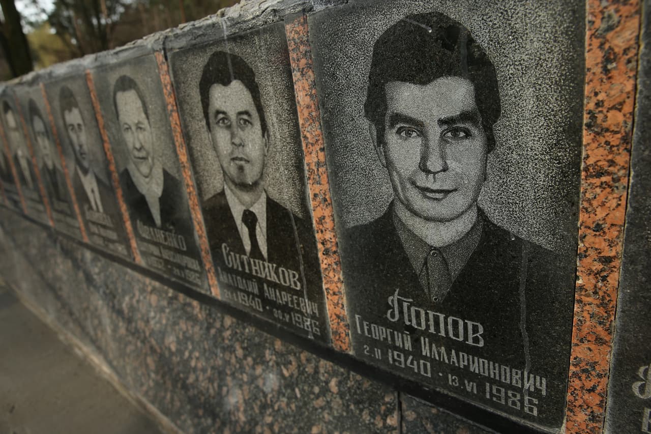 La emisión de radiación masiva solo pudo ser controlada después de días de trabajo de los "liquidadores", unas 600.000 personas que se dedicaron a contener el incendio nuclear y construir una barrera de concreto para aislar el reactor.