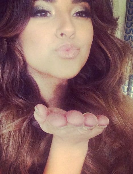 La joven cantante además de ser hermosa es muy coqueta, por eso sus fans la adoran.