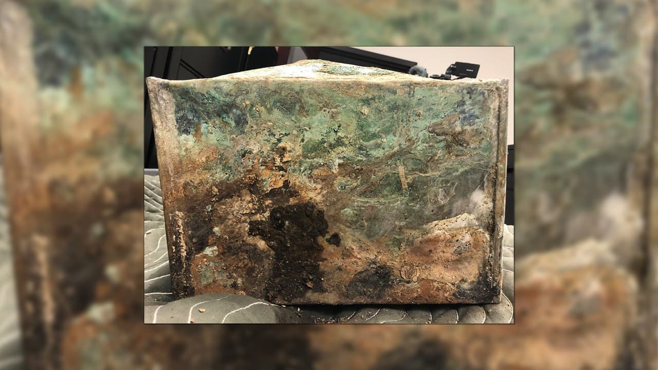 Descubren cápsula del tiempo enterrada hace 125 años, mientras quitaban una estatua confederada