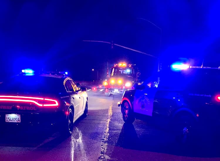 Mueren dos jóvenes tras estrellar vehículo en el que viajaban contra un poste de energía en Fresno