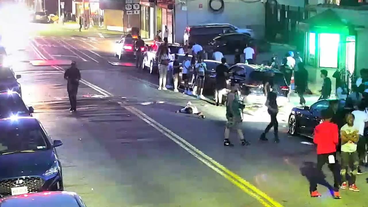 Pandilleros atacan y dejan en estado crítico a un hombre frente a una multitud en Yonkers