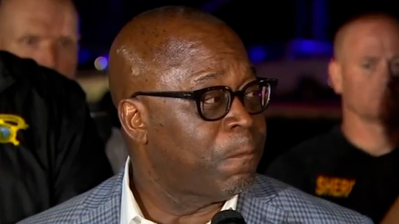 El alguacil Baker insistió en que encontrarán "quién es el responsable de esta pérdida". El gobernador de Carolina del Norte, Roy Cooper, agregó que el estado proporcionará recursos para ayudar en la captura.