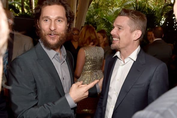 McConaughey conversando con Ethan Hawke