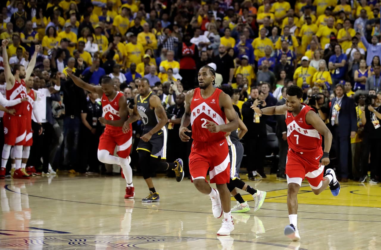 Los Toronto Raptors fueron, por récord, el segundo mejor equipo de la NBA y tras una exitosa, larga y desgastante Postemporada, lograron imponerse a los Golden State Warriors, el amplio favorito para refrendar su título. Dada la gran hazaña que acaban de conseguir los canadienses, así fue como festejaron en la casa del equipo más dominante de la NBA en los últimos cinco años.