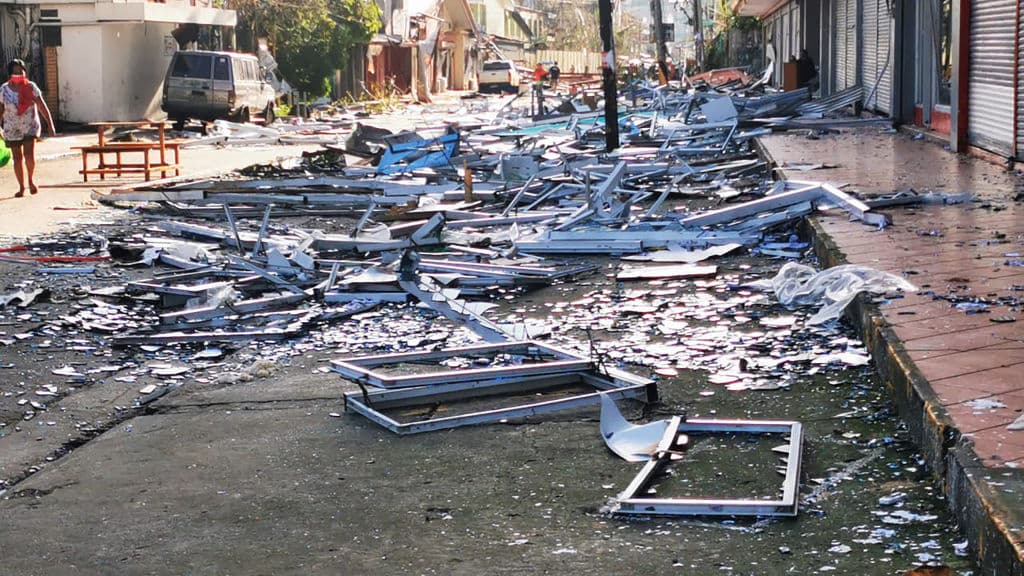 Así quedó una calle de la ciudad de Surigao después de que 
<b>el tifón destruyera grandes cristaleras.</b>