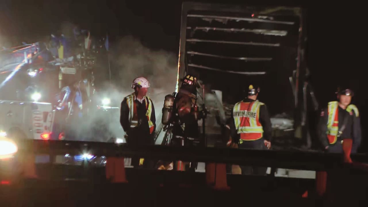 En la madrugada del martes, un accidente automovilístico en la carretera Loop 12 en Irving, Texas, dejó como resultado 
<b>un camión de 18 ruedas calcinado y otro camión fuera de la vía</b>. Además, 
<b>una camioneta pick-up también se vio involucrada en el suceso</b>.