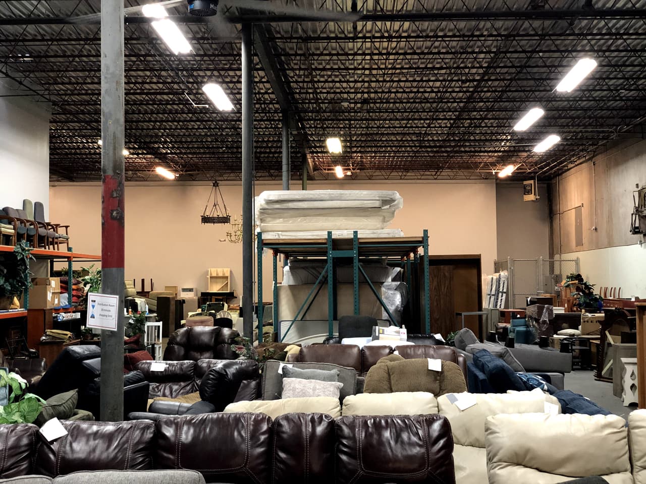 Los muebles se guardan en un gran almacen donde reciben 160 citas por mes de personas que requieren de este tipo de ayuda.