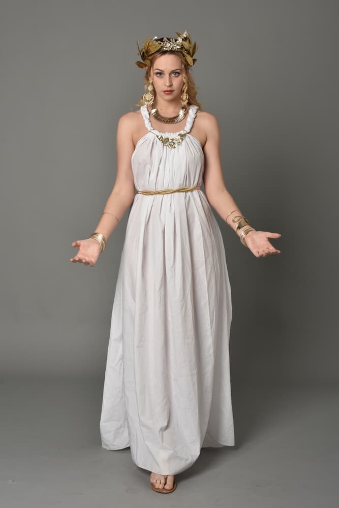 <b>Libra</b>
<br>Como representas la amistad, la justicia, la diplomacia, el tacto social y la belleza un disfraz que remede una estatua griega, puedes ser una Venus o un Apolo, buscar en un libro de esculturas, aquellas que mejor te vengan y colocarte una corona de laureles en la frente, una lira en la mano.