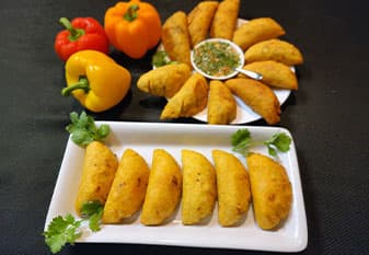 <h3 class="cms-H3-H3">Empanadas Pequeñas Locas</h3>
<br>Nuestras empanadas son fritas en forma de media luna elaboradas con masa de harina de maíz. Los rellenamos con nuestro toque latino de guiso hecho con arroz, huevos sazonados con tomate, cebolla, ajo, cilantro y otras especias, luego les agregamos pollo o carne. Como resultado, ¡nos han dicho que son altamente adictivos!
