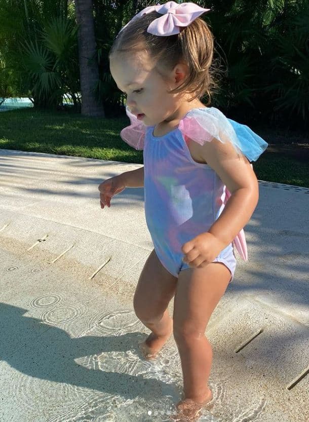 Este deseo pronto se cumplió y poco a poco, Martina pudo disfrutar de más actividades fuera de casa, entre las que destacan los múltiples viajes con su papá y mamá a la playa.