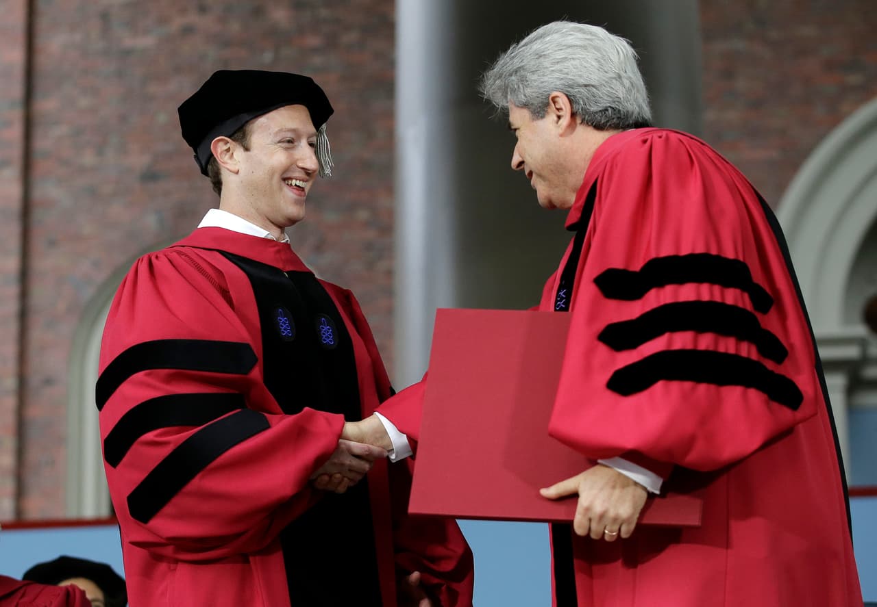 Mark Zuckerberg recibe su título honorario de Doctor en Leyes de manos del vicepresidente de la Universidad de Harvard, Marc Goodheart.