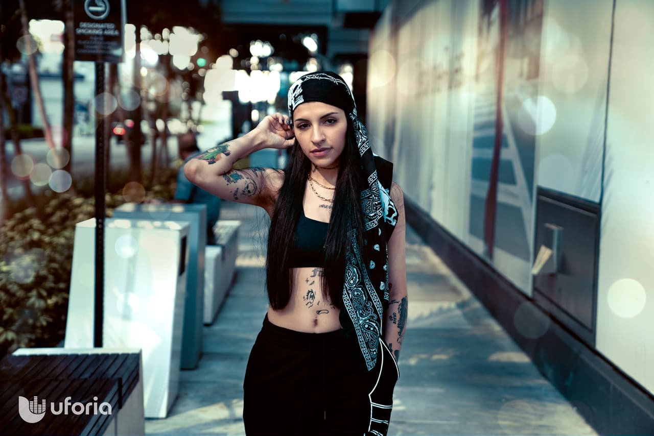 La distingue su actitud rebelde, sus letras reales, y su lucha por mantenerse auténtica
<b>sin importar lo que exija la industria.</b>