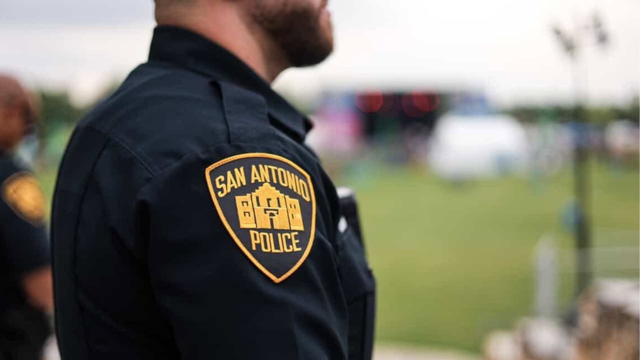 Autoridades investigan la muerte de un hombre cuyo cuerpo fue encontrado en un terreno privado del Far East Side de San Antonio.