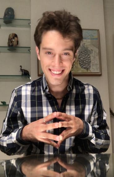 "Sentí que como cantautor y músico es el momento perfecto para lanzarme como solista, porque tengo mucho qué decir como individuo", señaló Adán en entrevista para 
<b><a href="https://www.metro.pr/pr/entretenimiento/2019/10/10/adan-allende-siente-mucho-aportar-musica.html" target="_blank">Metro</a></b>.