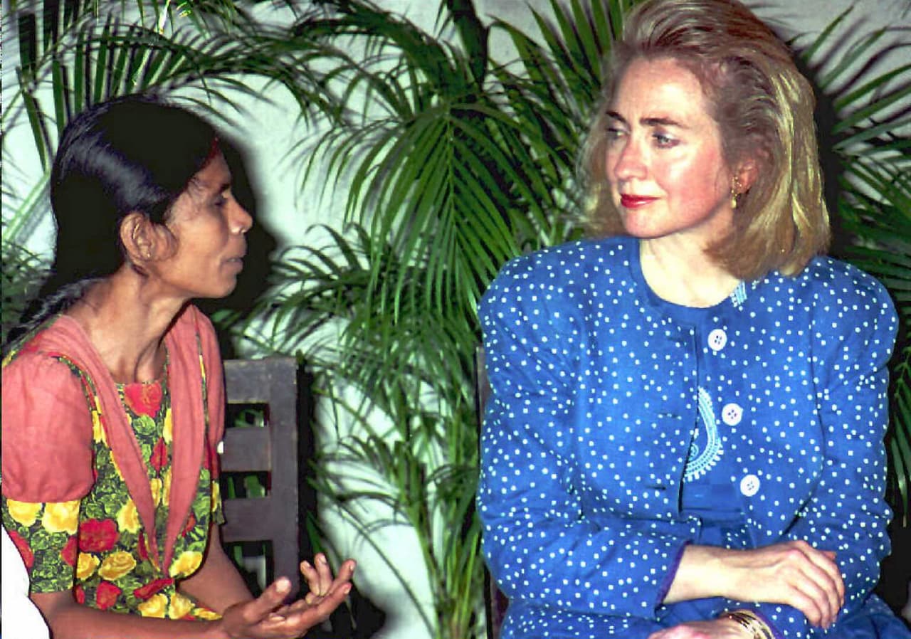 Este viaje a Sri Lanka hizo que Hillary Clinton mostrara su devoción por blusas con hombreras y mangas amplias y abombadas que persistían en la moda desde finales de los 80, época en la que, inspirados en los diseños de Girogio Armani, se consideraba que las mujeres que hicieran su transición al mundo laboral deberían imitar con sus amplias hombreras la cuadratura grande de la espalda masculina. SENA VIDANAGAMA/AFP/Getty Images
